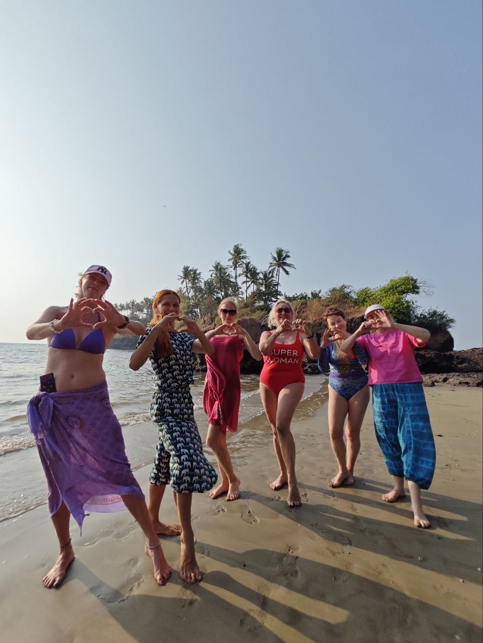 Участницы Goa Flow Travel вместе на пляже